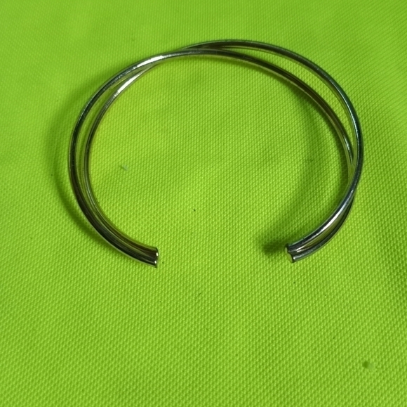 Goldtone wire crossed Cuff bracelet shows some wear - Picture 6 of 6